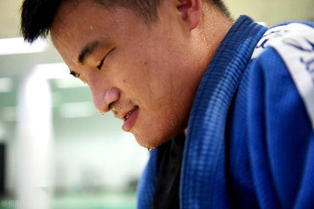 江西省残联盲人柔道队刻苦训练,空调房里大汗淋漓