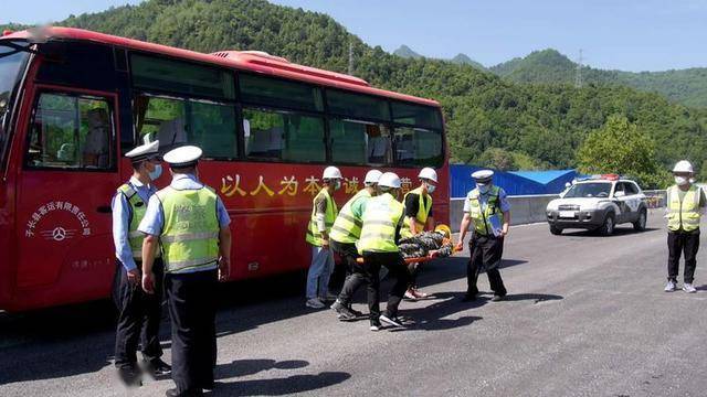 宝鸡凤县公安交警开展联动型交通事故应急救援演练