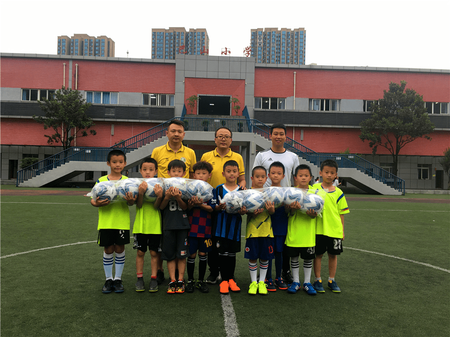 九龙坡区足协丨世达足球向田坝和巴山小学进行捐赠