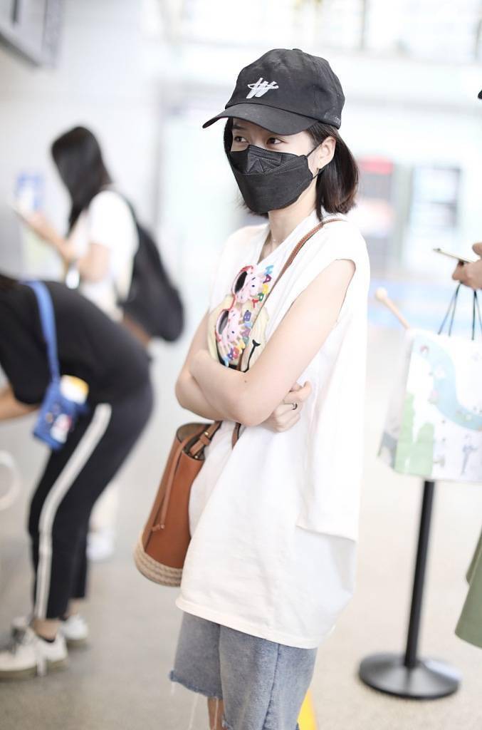 张雪迎穿无袖白t搭短裤秀美腿 肌肤雪白化身元气少女