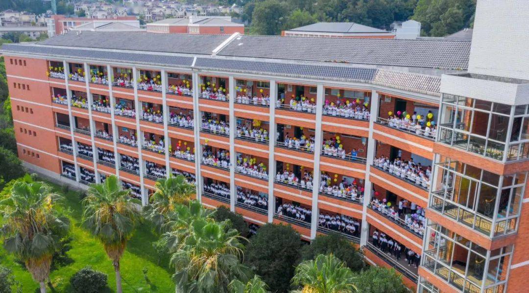 高考进入倒计时青田中学组织全校师生为高三学生加油助力