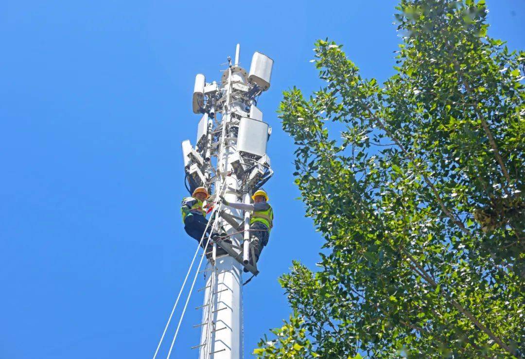 施工人员安装5g基站抱杆.