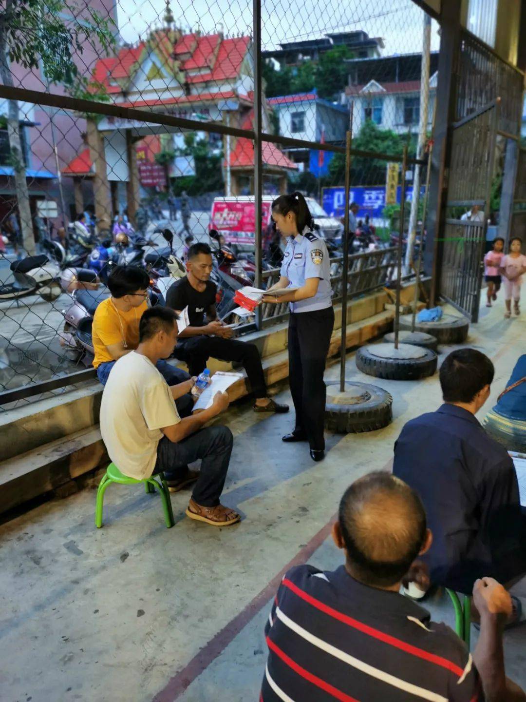 勐腊县磨憨镇开展平安建设安全感满意度集中宣传服务活动