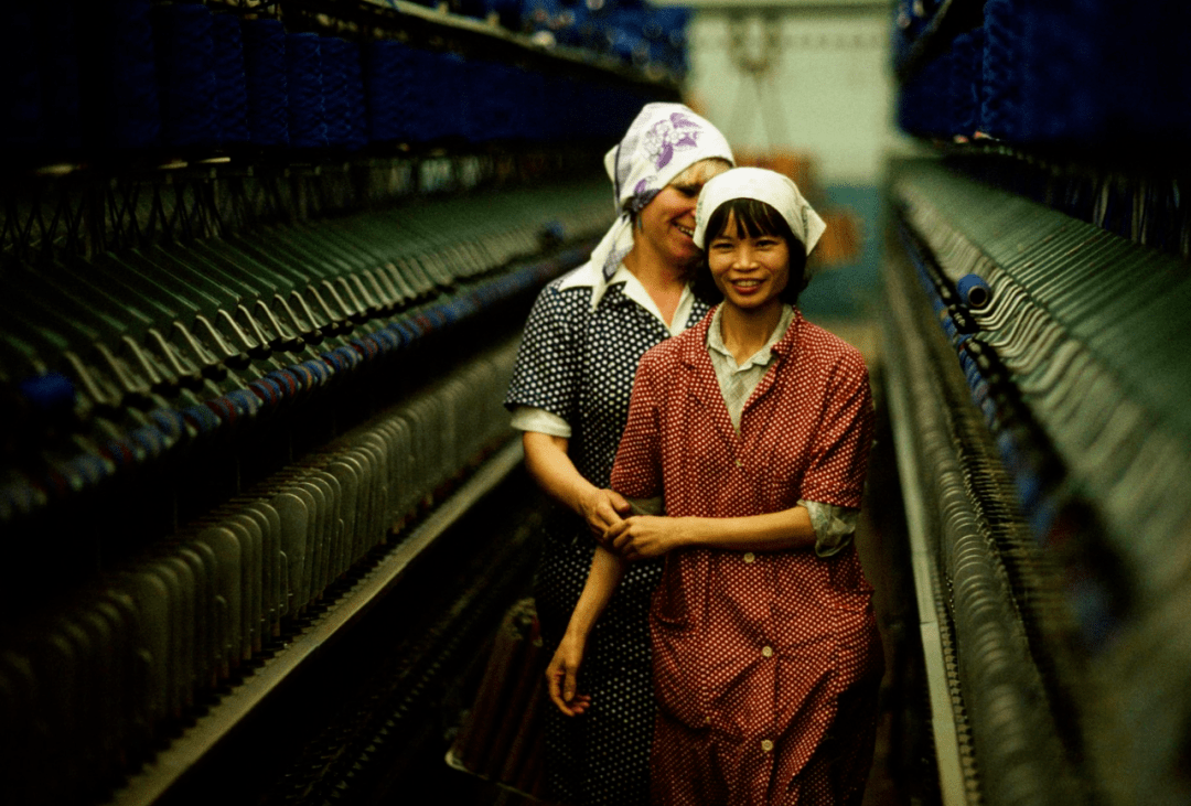 疯狂帽匠的茶话会现在是迪士尼乐园的标志性旅程,为儿童和成人提供