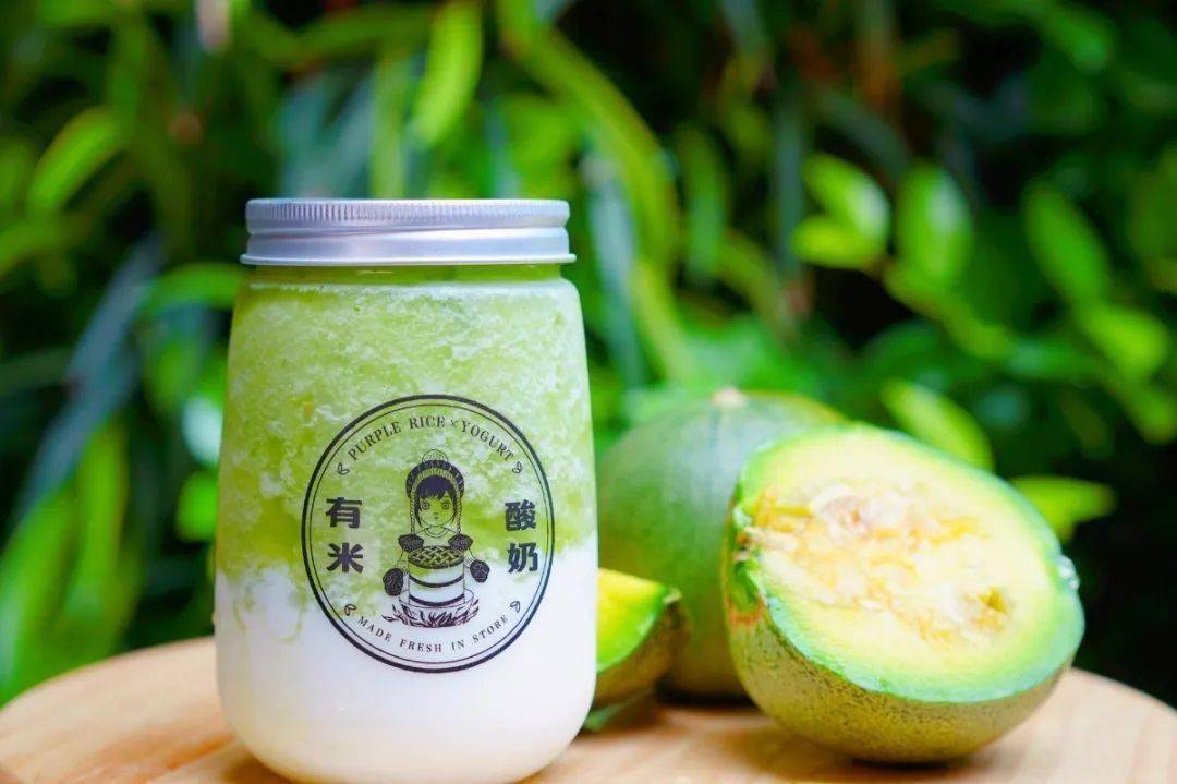 「金·清甜蜜瓜酸奶」,「粉·多肉蜜桃果酸奶」,「紫·水晶葡萄酸奶」