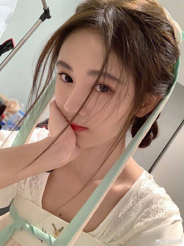 鞠婧祎身穿古装戏服自拍尽显小家碧玉的古典美