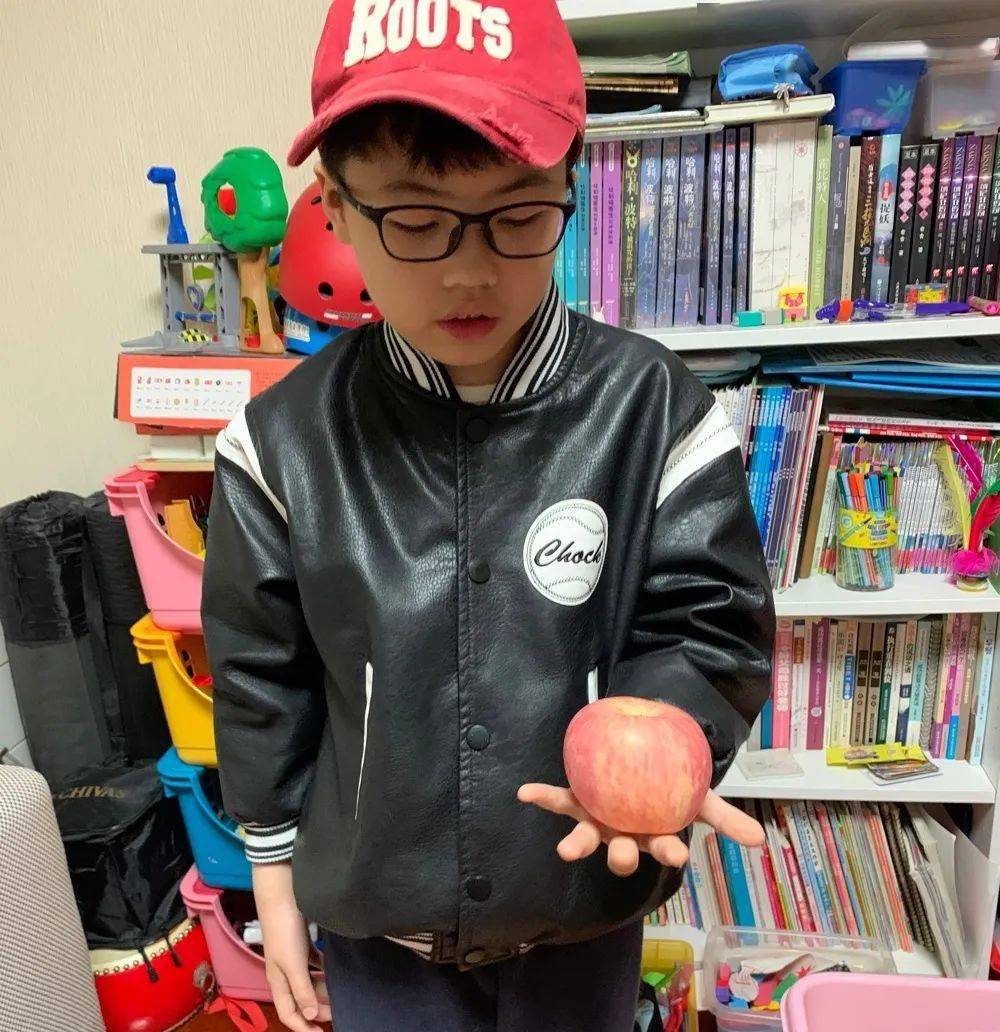 寻找生活中常见的物体,用双手掂量,初步的感知不同物体的质量轻重