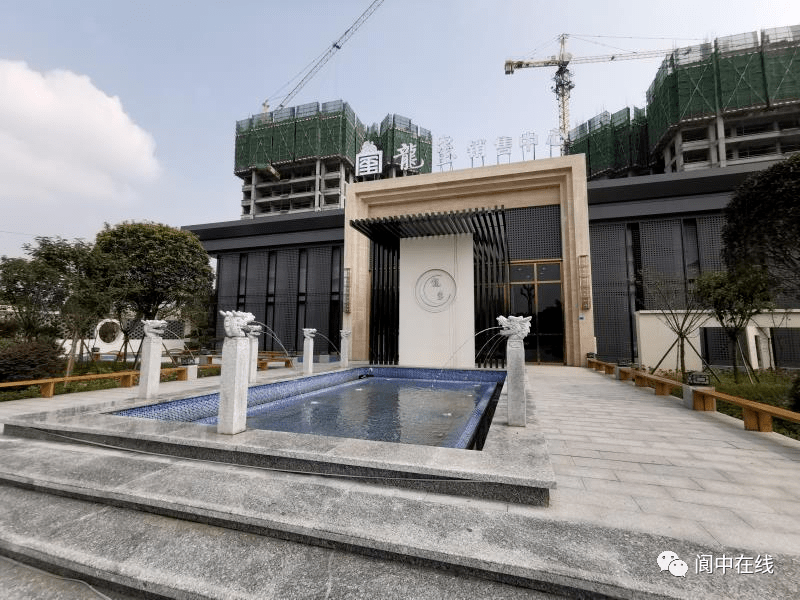 场面很壮观昨晚数百名阆中人在七里大道聚集只为