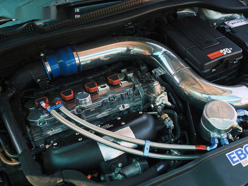 却隐藏在发动机舱内,可以看到车主为其移植了六代高尔夫r的ea113心脏