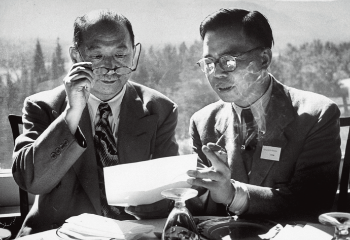 1944年7月,孔祥熙(左)和蒋廷黻(右)在参加布雷顿森林会议时合影