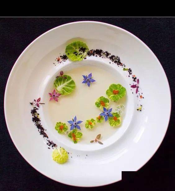 先锋美食前卫白色装盘技巧赏析