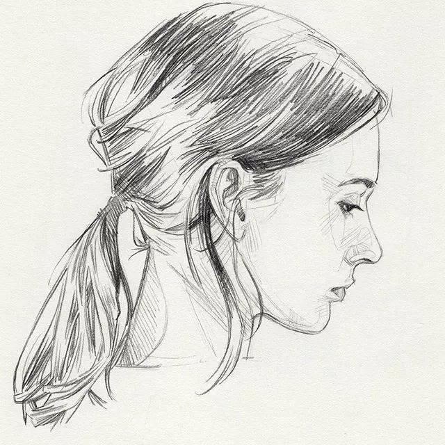似乎不需要起稿像是快速画出来一样用单薄的线条画出精致的脸庞他用
