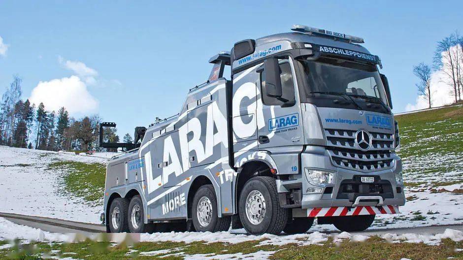 奔驰arocs清障车温馨提示高速路上不要轻易上钩