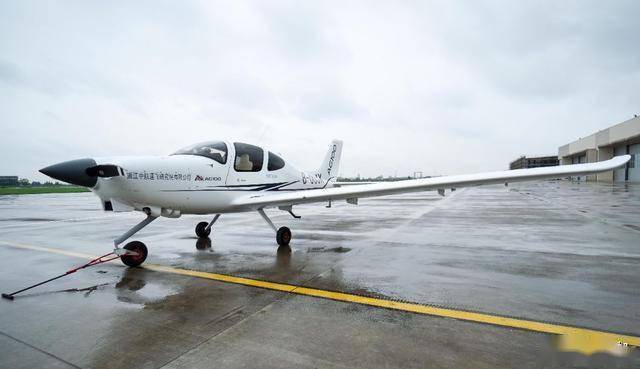 国产新一代初级教练机ag100首飞成功