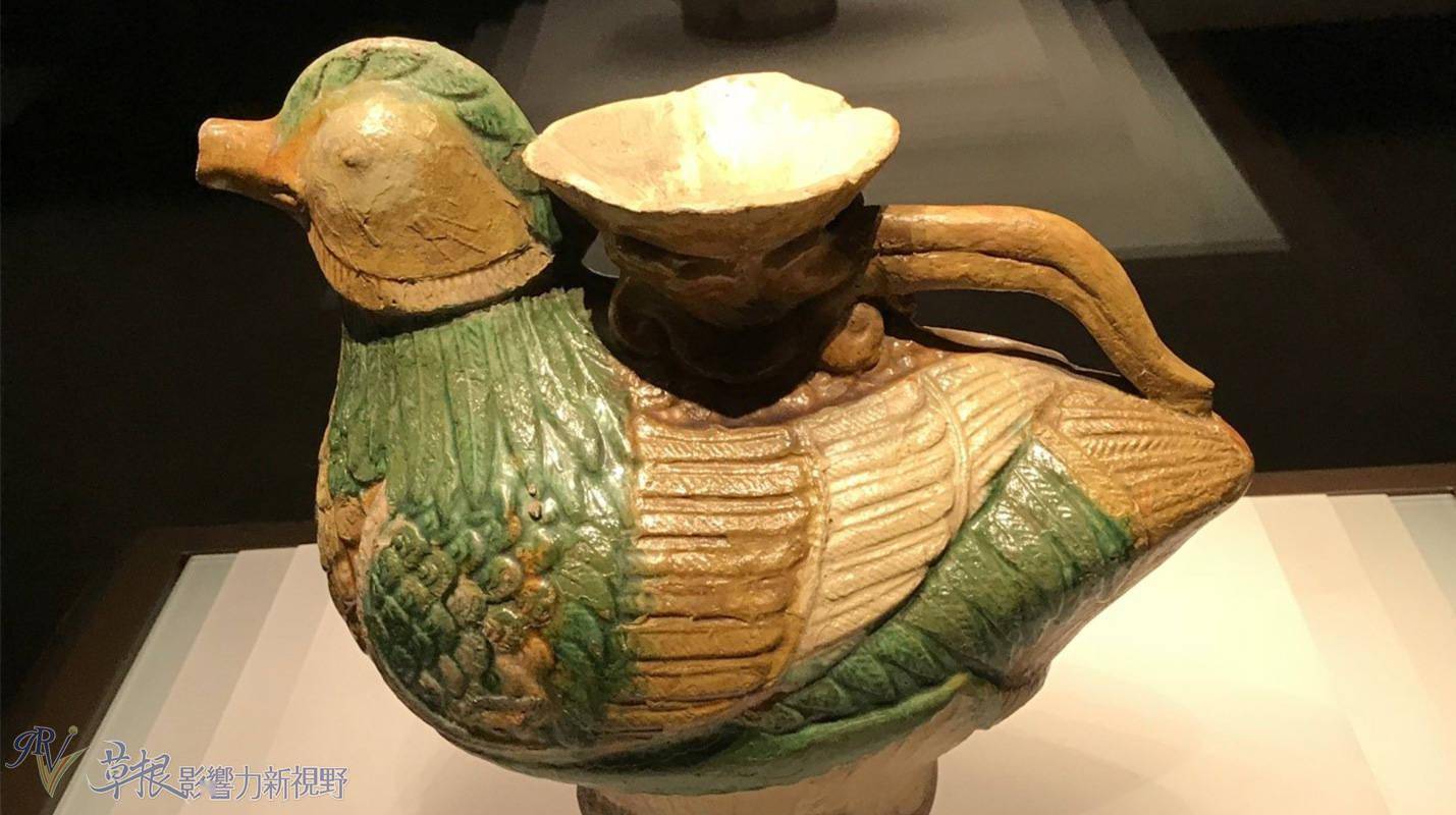 辽三彩的陶鸭,鸭背上有个小碗宋瓷相当精美,瓷身上有多冰裂纹圆形铜镜