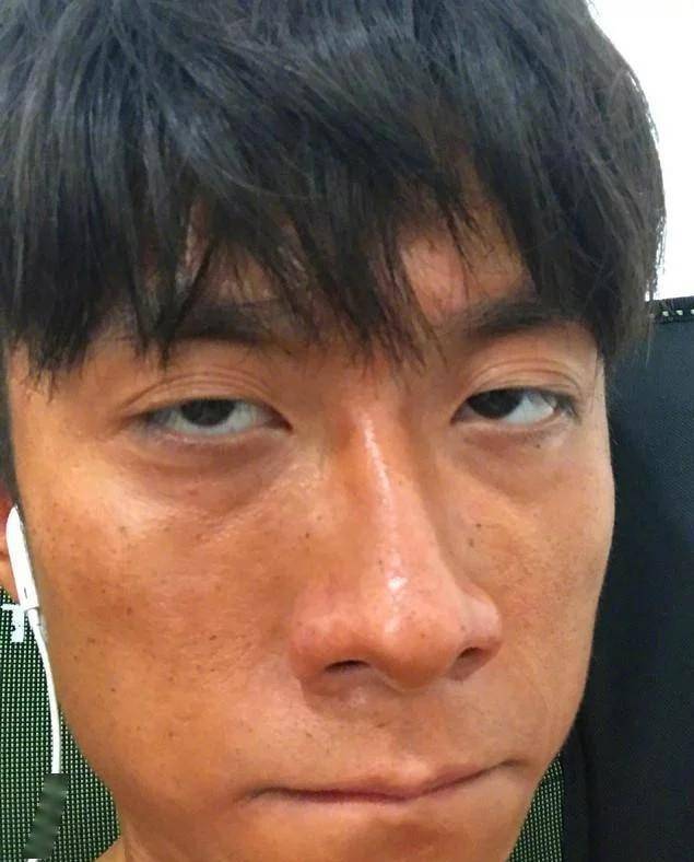加上昏昏欲睡又无神的眼睛,以及无比欠揍的表情,当然,他模仿的是旁边