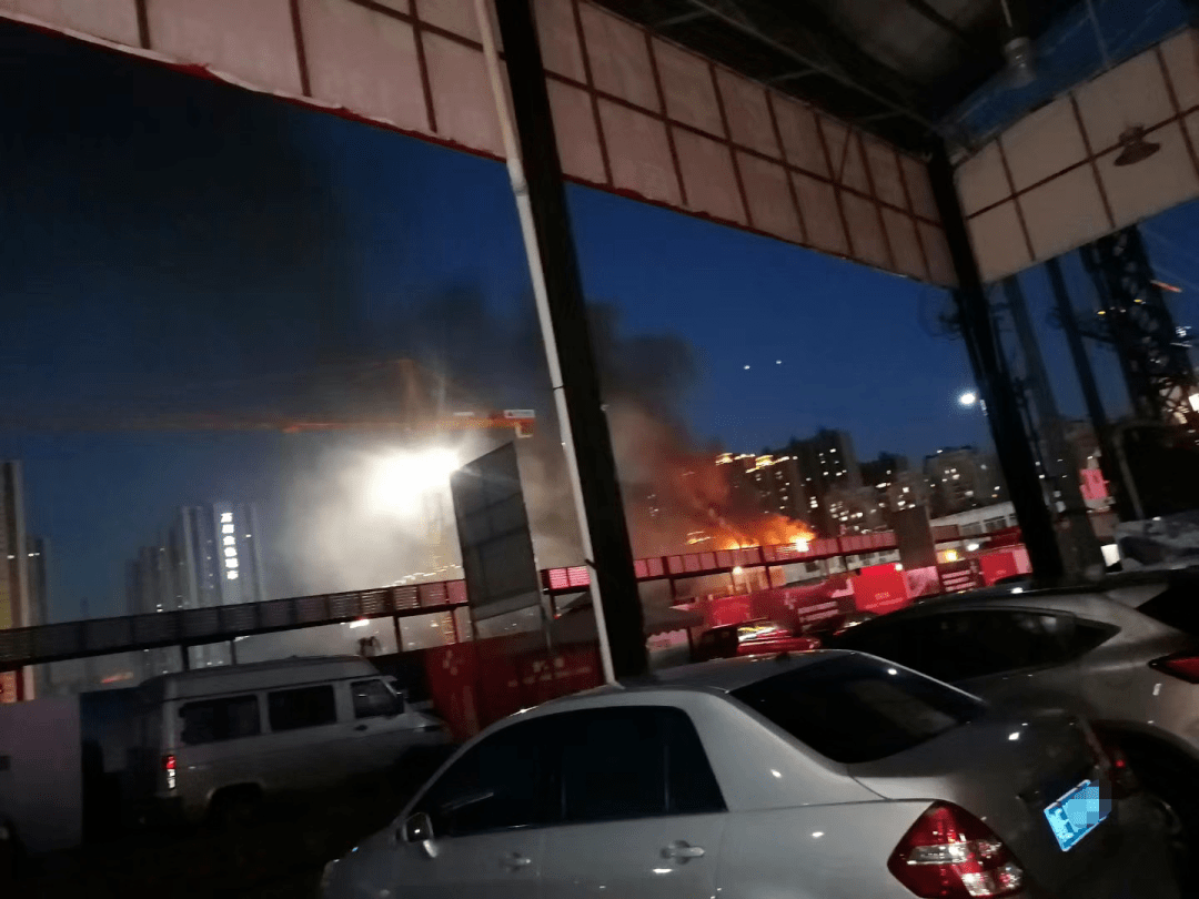 突发海八路汽车城着火现场火势迅猛官方通报来了