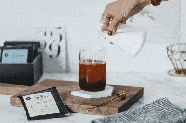 咖啡和面包应该是现在年轻人常有的早餐搭配,快速手冲一杯咖啡,用吐司