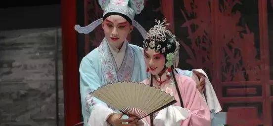 与秦淮名妓均谈过恋爱,其中最著名的就是侯方域与李香君,还有冒襄与董