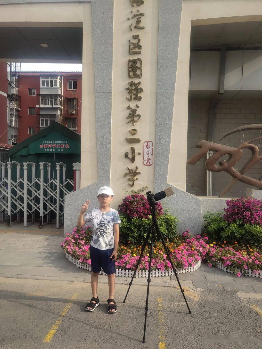 看着那认真的面庞或三两好友,或父母陪伴或席地而坐,或弯腰而观是师生
