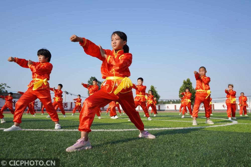 年6月18日,河北省邢台市内丘县金店镇中心小学学生在操场练习二郎拳