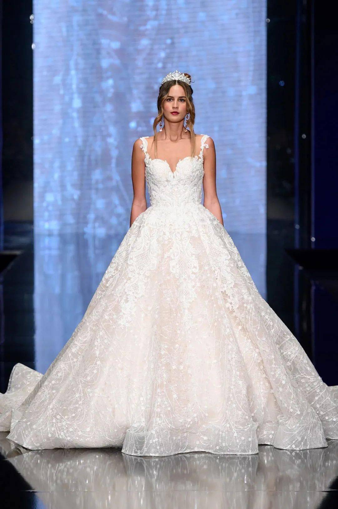 ameliacasablanca的玫瑰婚纱一眼就心动丨2020米兰婚纱时装周