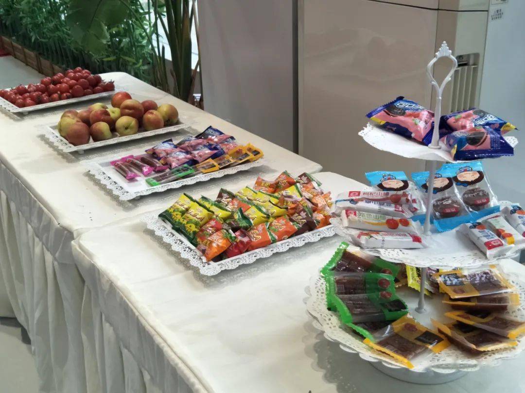 工作人员提前为客户准备好了冷餐和水果热情似火的拱门下面让我们一起