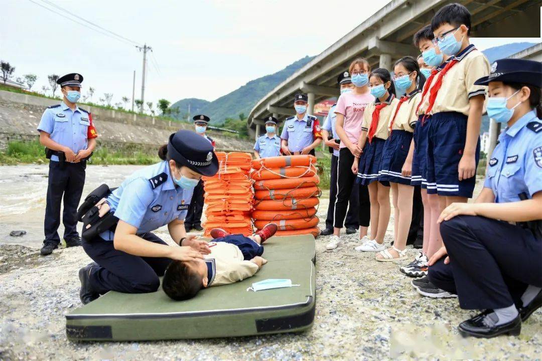 为预防中小学生溺水事故和保障学生暑期安全,连日来,保康县公安局联合