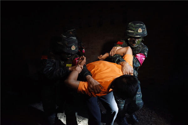 一名"暴恐分子"在山洞被抓获