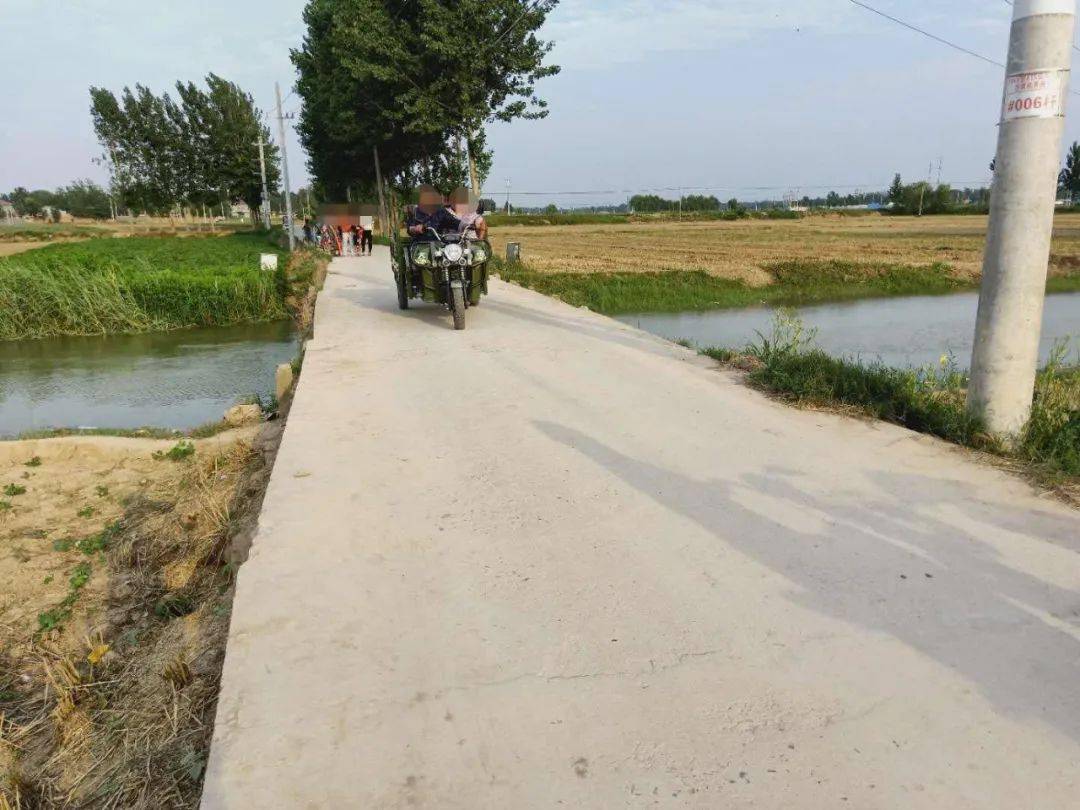 一名孩子骑着电动车载着4名孩子出去玩耍,在路过村里的大桥时,孩子们