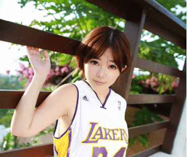 本来以为她能成为嫩模女王,没想到却变成了当红女主播!_刘飞儿