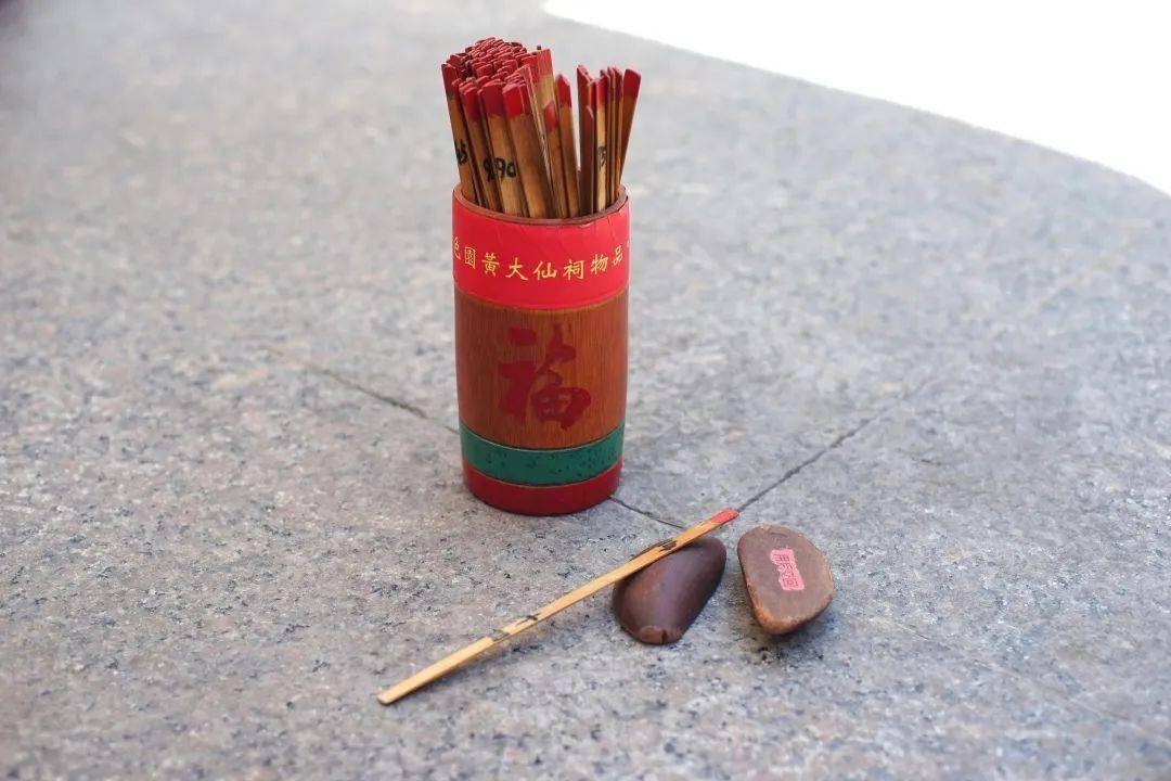 图源网络 打完小人后,还要「掷筊杯」来明了神明的意向,当掷到「圣杯