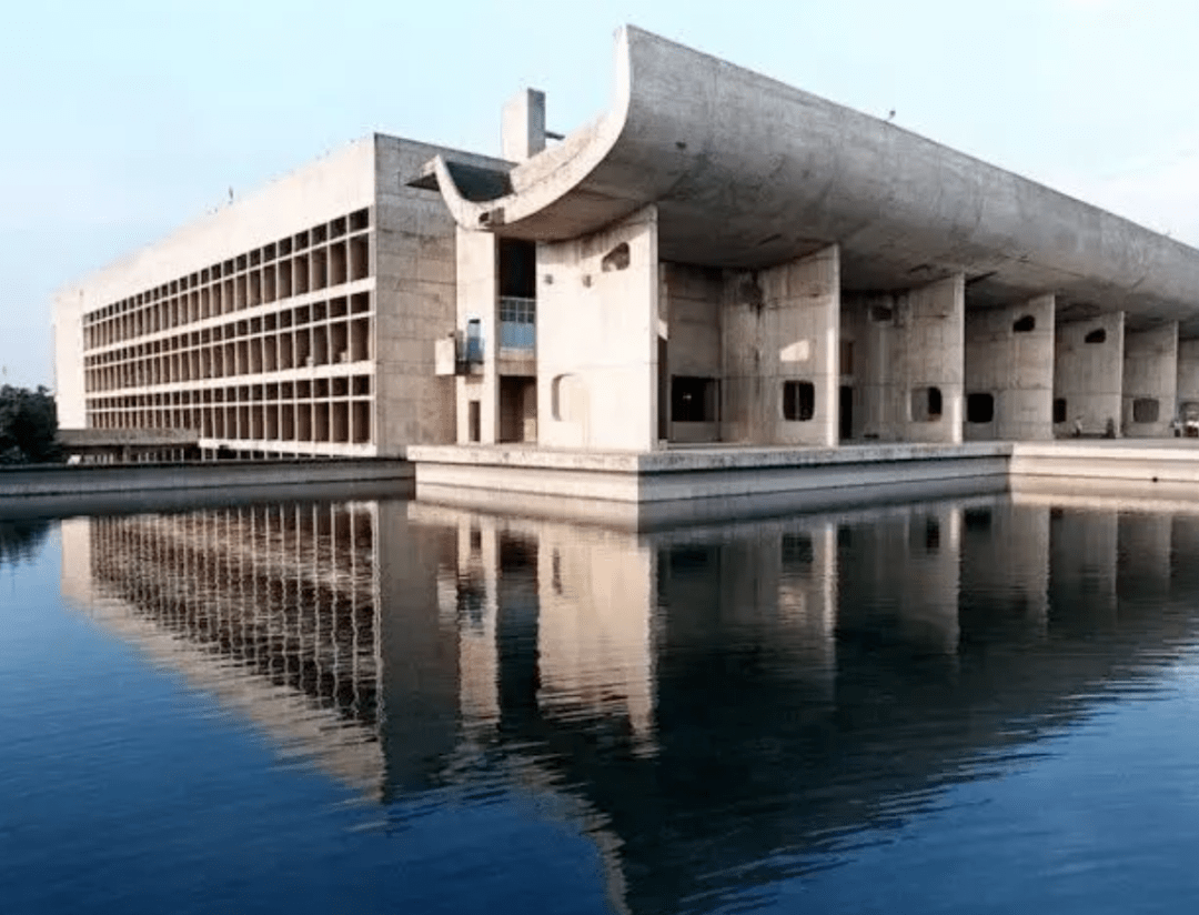 反拱屋面在柯布西耶的昌迪加尔议会厅设计中同样的反拱屋顶也是比较