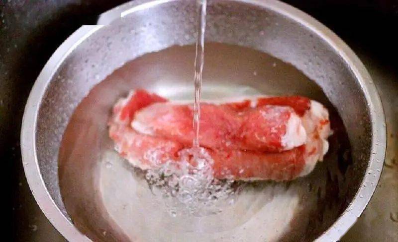 不要在水龙头下直接冲洗生肉你拍了拍生肉我来告诉你怎么洗