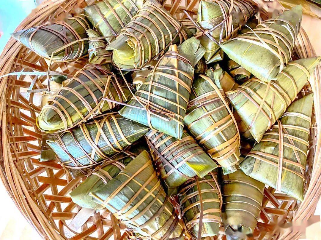 水一定要浸过粽子煮台山粽时还有一个细节要注意一定要扎到紧实为止用