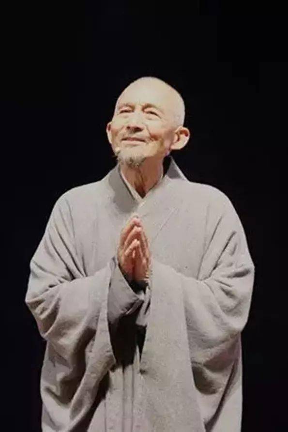 为了可以将话剧的效果放大到最大,年近80的游本昌老师可谓是费尽了心
