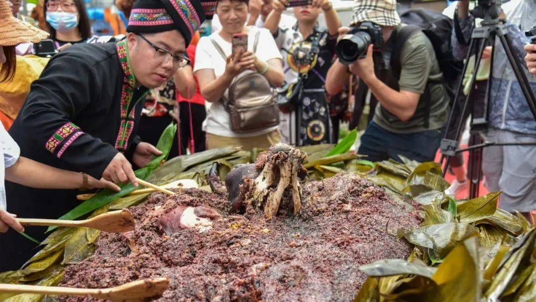 哦豁588斤的粽子你见过吗柳州就有这巨无霸大粽王