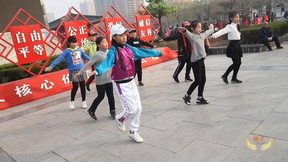 一群小学生广场齐跳鬼步舞贝塔33步动感欢快俏皮可爱