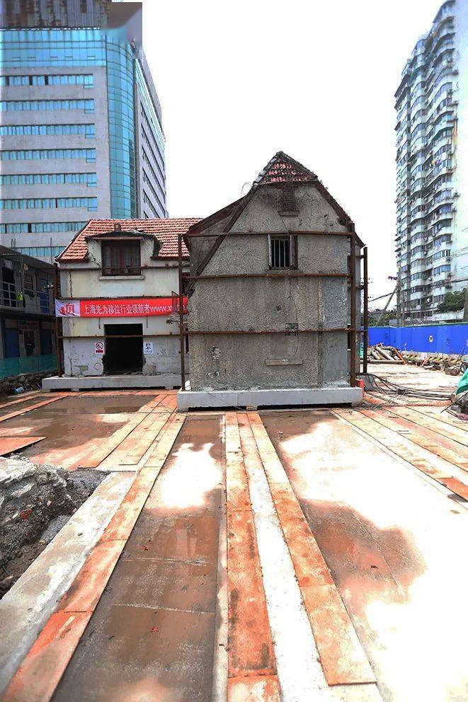 进入直道平移一起去现场看下吧↓↓↓杨树浦路1430号是一幢主体灰色
