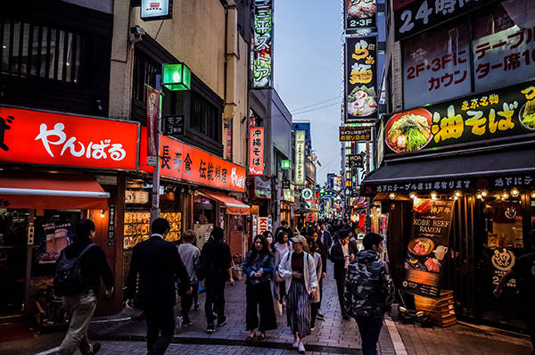 夜上海②东京小型餐饮酒吧街小而美的可持续夜生活区