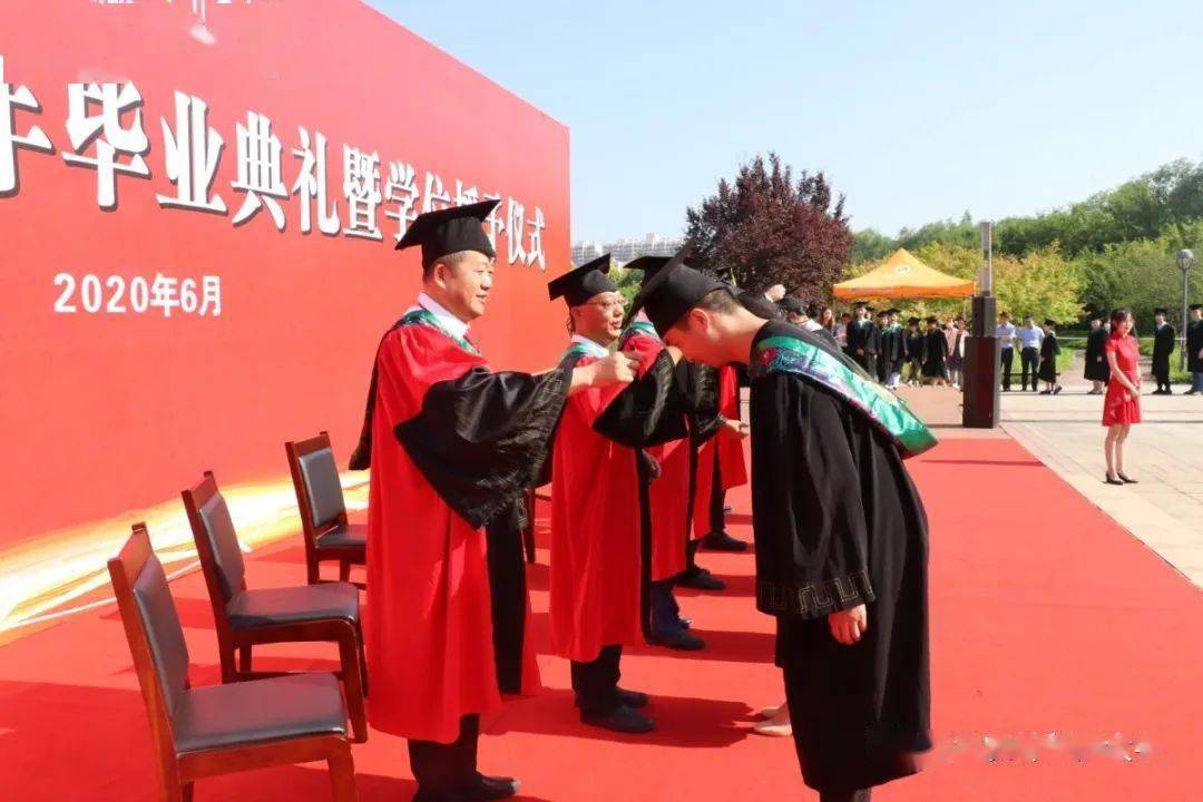 院士和院长给我戴博士帽