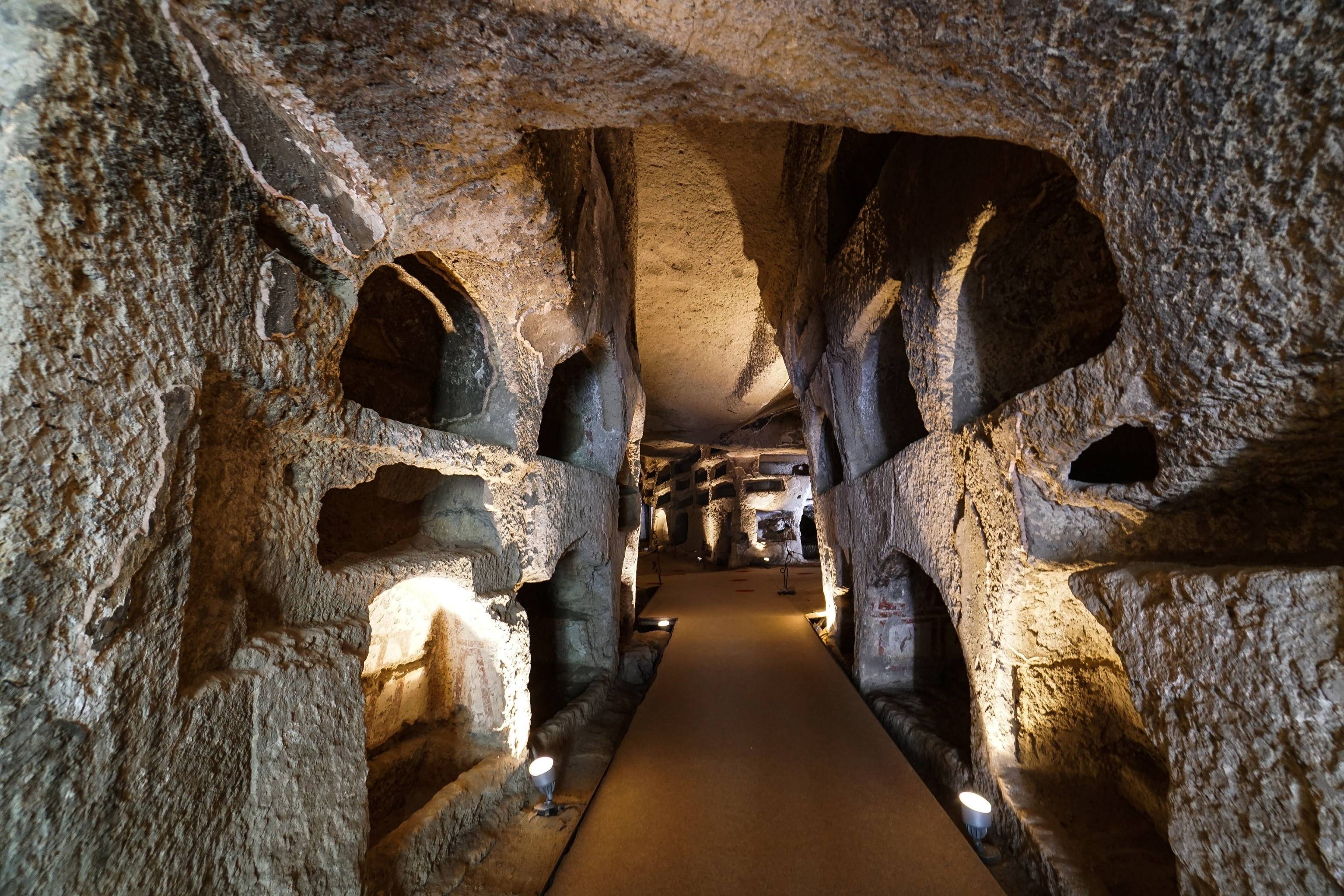 意大利圣真纳罗地下墓穴重新对公众开放