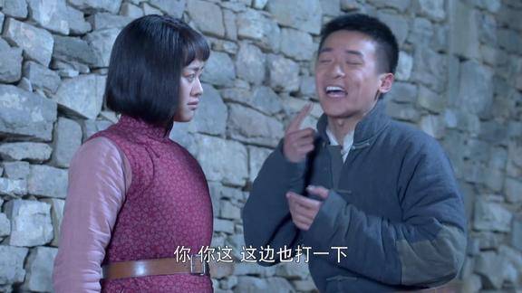 地雷战:小辫逗二丫开心,被扇巴掌还不死心,不要脸才能追女孩子