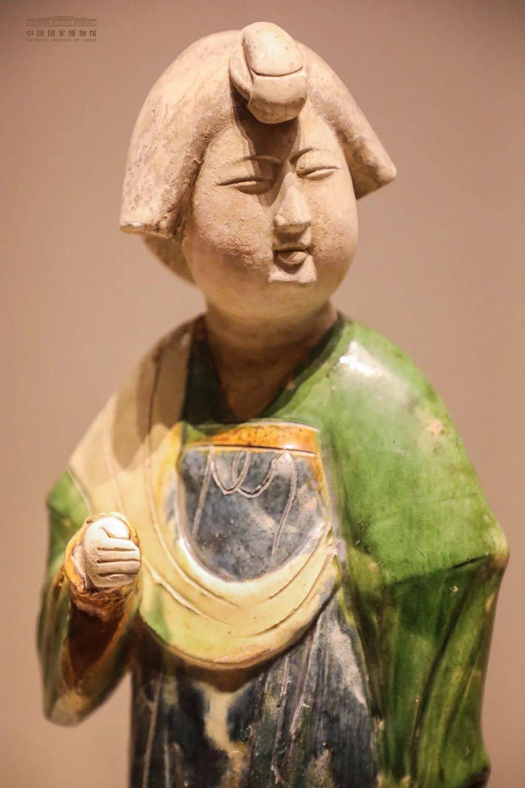 唐·三彩釉陶女俑从上至下,从左至右依次为:唐代女陶俑,三彩釉陶侍女