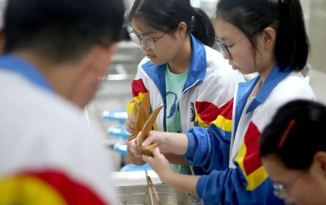 铜仁一中举行粽叶飘香迎端午主题团日活动