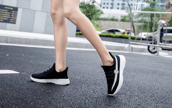 夏天烧脚最该买的运动鞋,轻到「起飞」,上脚如同裸奔般凉爽!_鞋子
