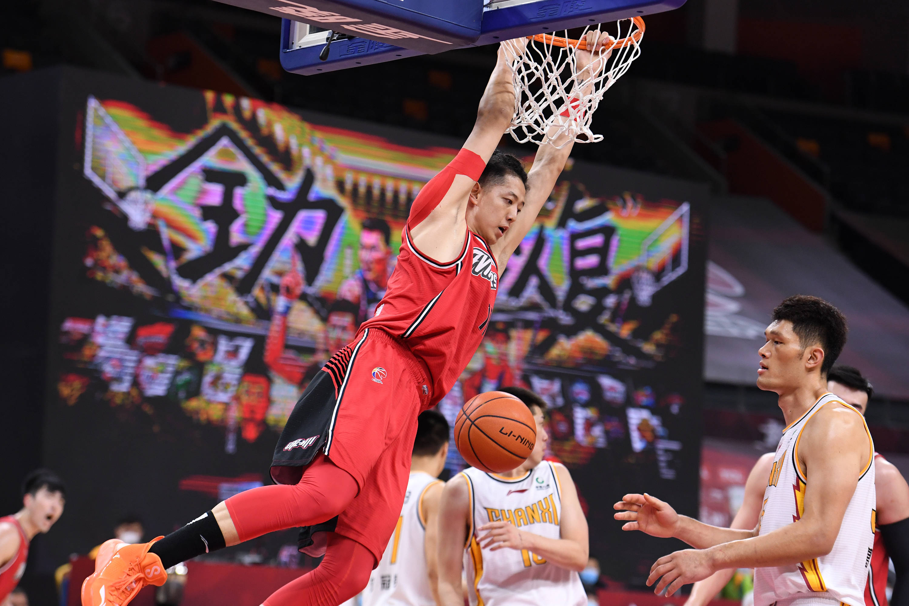 6月27日,深圳马可波罗队球员沈梓捷(上)在比赛中扣篮.