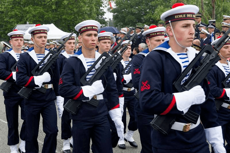 法国水兵的帽子上面缀了个有点滑稽的绒球