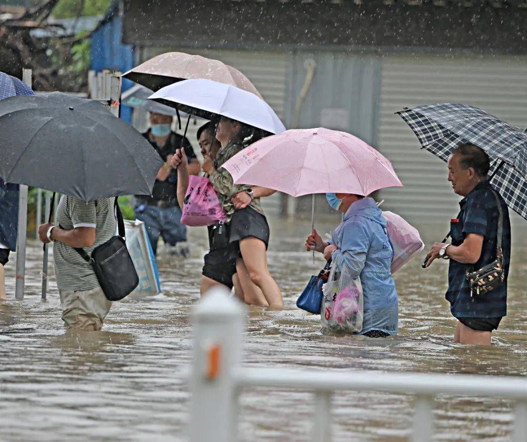 暴雨中的淮南,有人偷偷拍下了这一幕