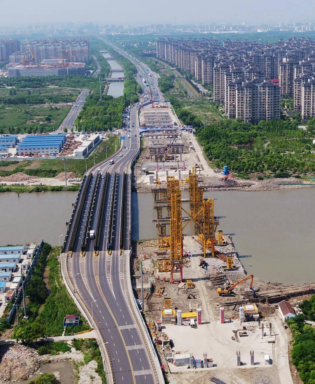 大芦线航道整治二期闵行浦江段浦星公路跨大治河桥顺利通车